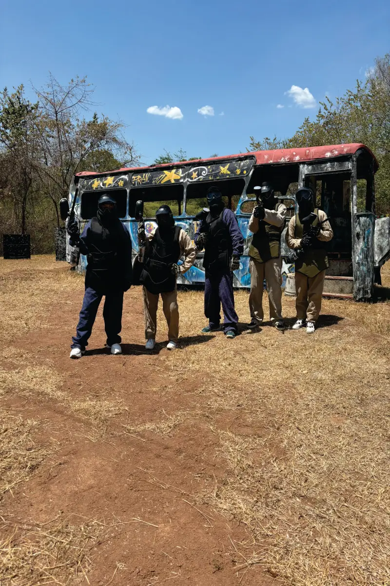Jugadores de paintball en campo natural