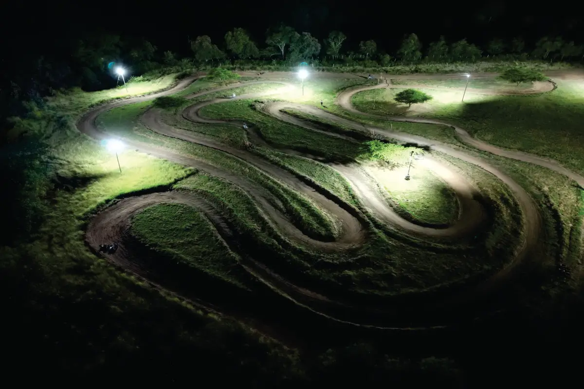 Pista de motos de noche